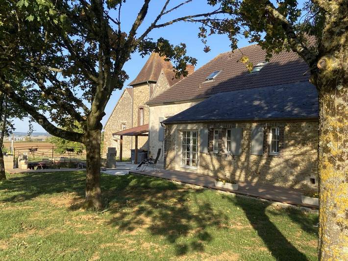 Gîte pour 12 personnes, avec jardin ainsi que jacuzzi et terrasse à Courgeoût