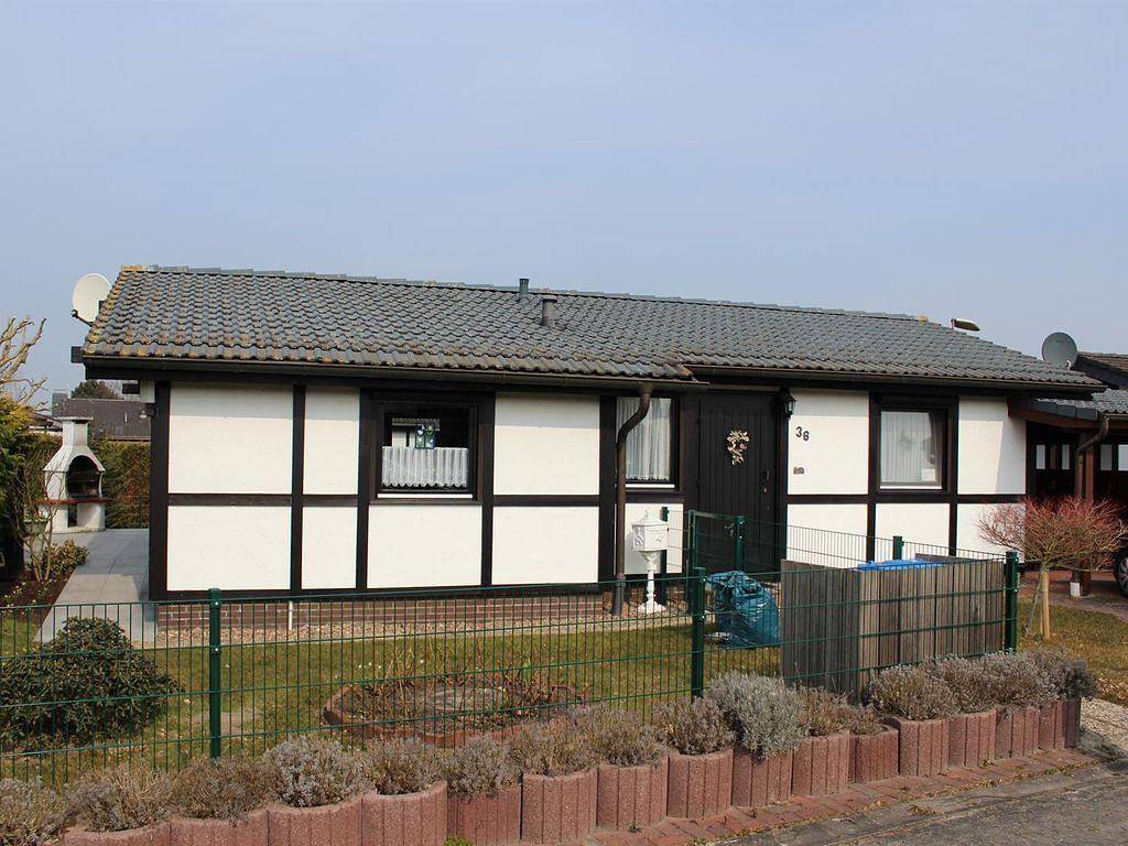 Schönes Ferienhaus Hundefreundlich in Strandnähe in Burhave, Butjadingen