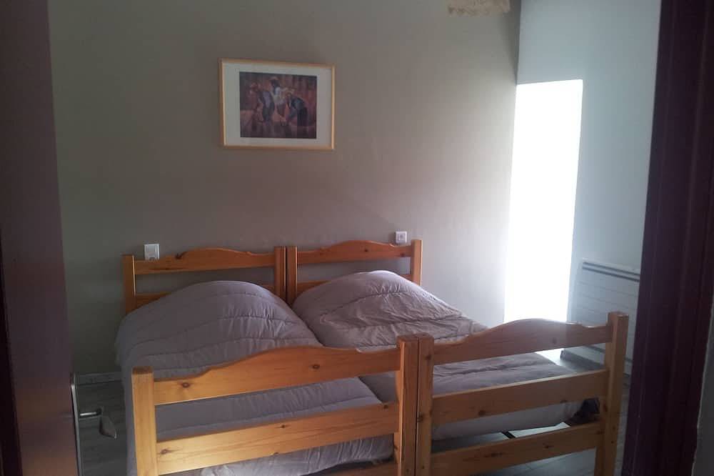 Entire apartment, Accollé an old farmhouse, Apt. 1st fl. (6 pl) renovated pool, sauna, and spa in Maubec, Parc naturel régional du Luberon