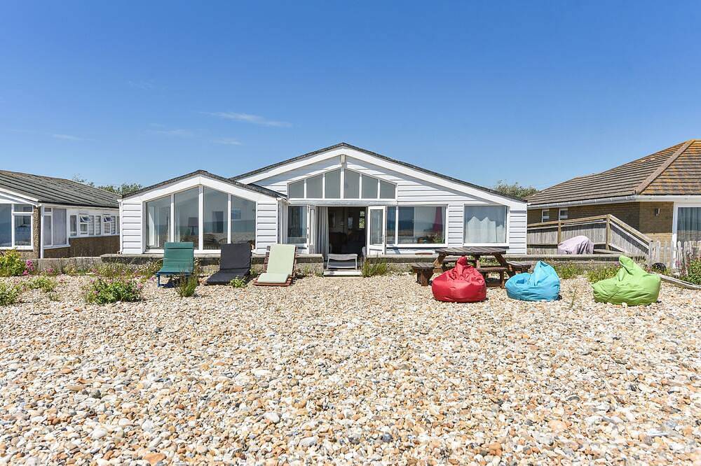 Seasidings, Pagham - sleeps 10 guests  in 5 bedrooms in Sussex Occidental