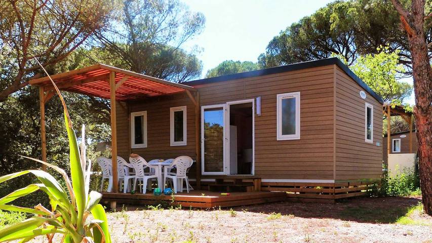 Camping pour 6 personnes, avec bassin pour enfant et jacuzzi ainsi que sauna et terrasse à Le Muy