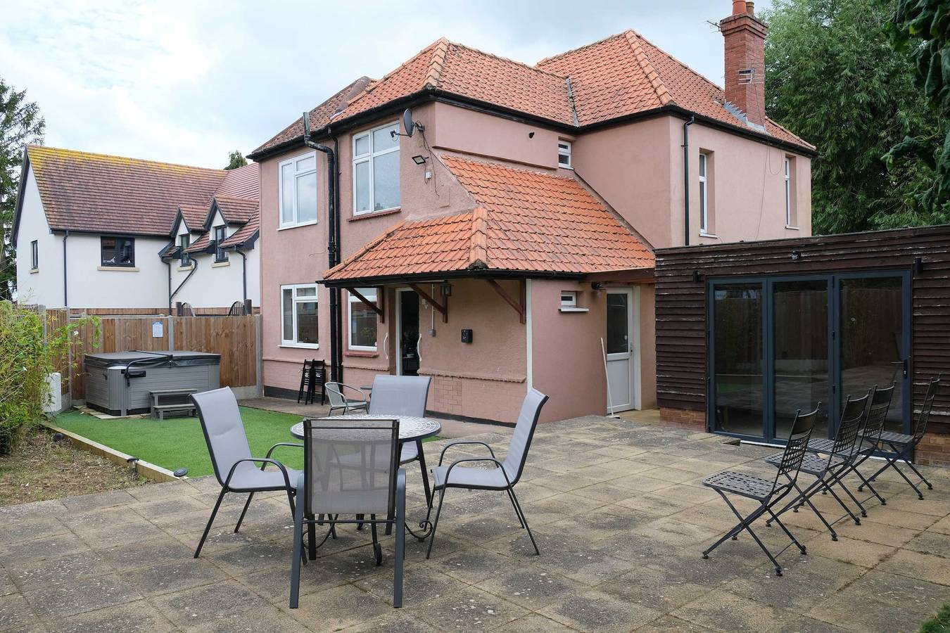Beautiful 4 Bedroom Home with Garden in Bedford in Bedford