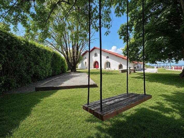 Location de vacances pour 14 personnes, avec Jacuzzi et Terrasse ainsi que Jardin et Vue à Guiche