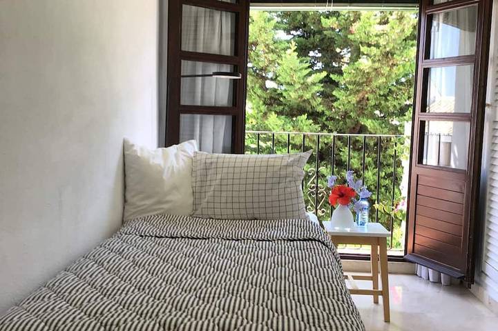 Bezauberndes, ruhig gelegendes, weisses Haus im Herzen von Marbella in Marbella, Costa del Sol