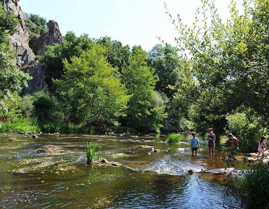 Camping Au Lac d'Hautibus in Argentonnay, Deux-Sèvres