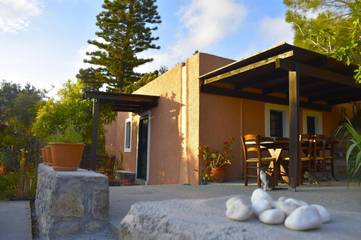 Hôtel pour 3 personnes, avec vue et jardin dans Keratokambos