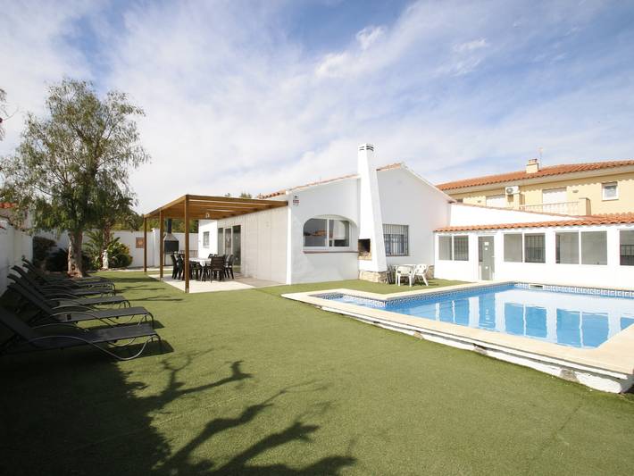 Casa rural para 14 personas, con terraza y jardín en Baix Camp