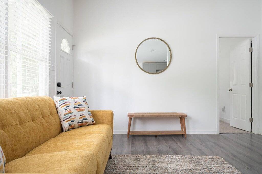 Cozy Bohemian Bungalow- 9 mins to Airport, Ga Convention center, 20 to midtown. in East Point, Fulton County