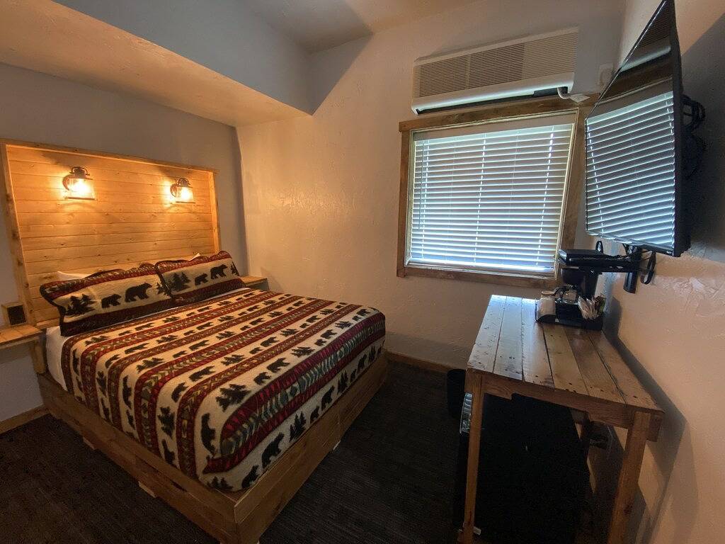 Ganze Wohnung, Ohiopyle Trailside Hotel Room1 Queen Bed Sleeps 2 minutes to Fallingwater in Ohiopyle, Pennsylvania