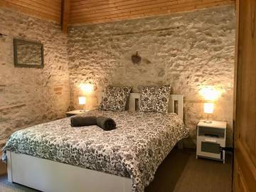 Gîte pour 5 personnes, avec vue ainsi que jardin et piscine, animaux acceptés à Montpezat-de-Quercy