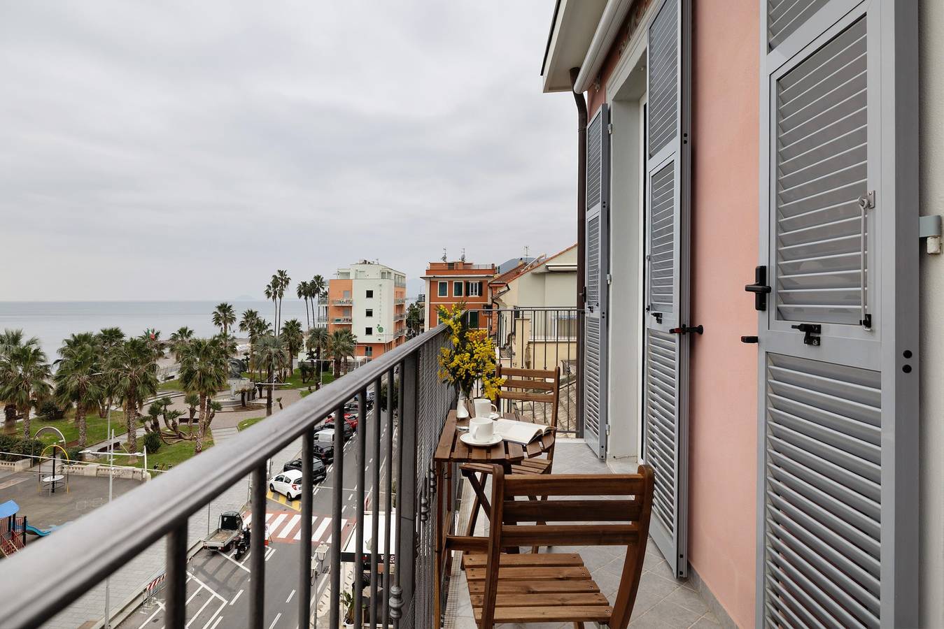 Apartamento entero, Apartamento 'Puntodivista' con vistas al mar, Wi-Fi y aire acondicionado in Loano, Riviera di Ponente