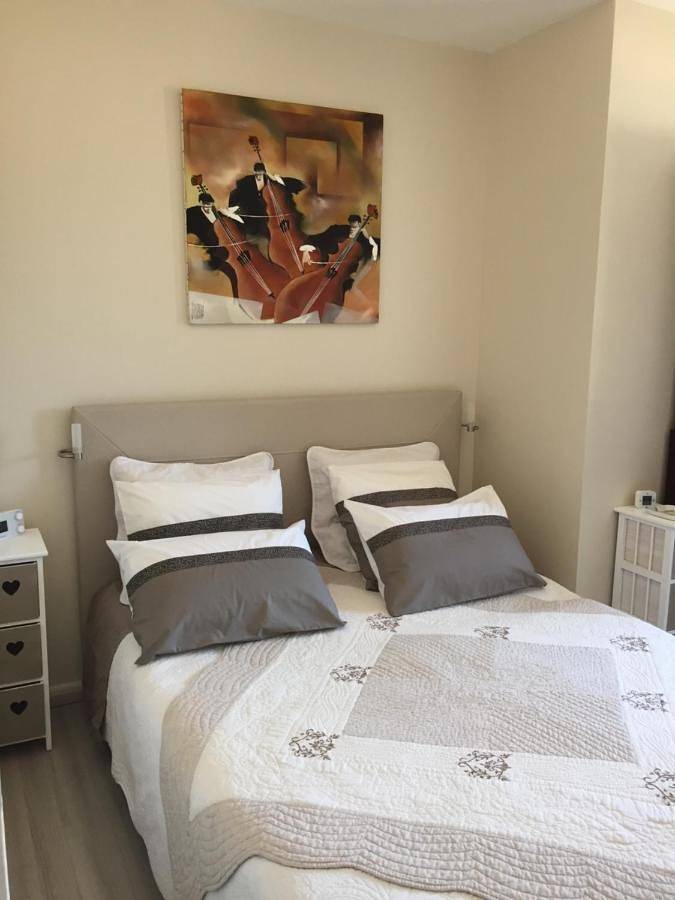 Double Room with Private External Bathroom in Charmeil, Région de Vichy