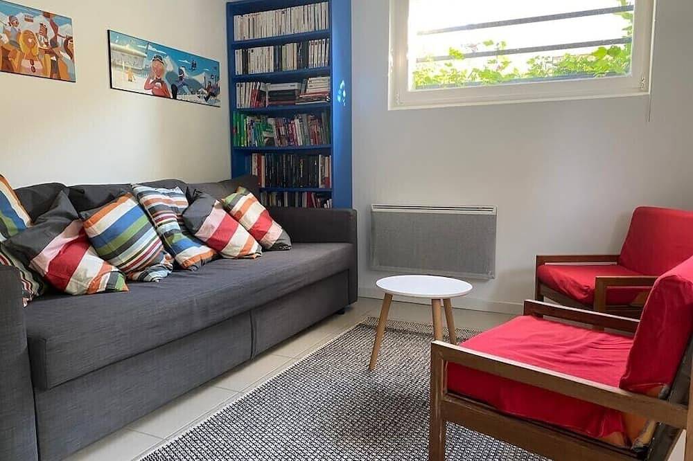 Entire apartment, 10mn walk from the lake, quiet one-bedroom apartment, ground floor with garden. in Cran-Gevrier, Annecy region