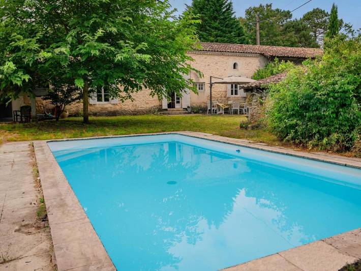 Location de vacances pour 6 personnes, avec terrasse ainsi que jardin et piscine, animaux acceptés à Léogeats