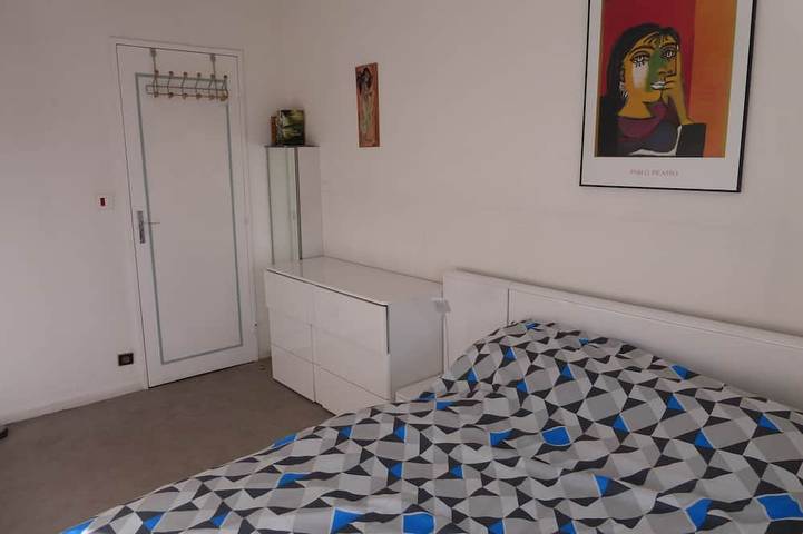 Ganze Wohnung, Golfe Juan, 150 m vom Strand entfernt, F2, hell, 43m2, Balkon 14m2, Meerblick + Garage in Golfe-Juan, Vallauris