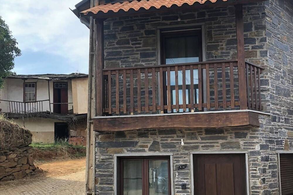 Charming 2-bedroom house with Ac and Wifi in lovely Rabal in Bragança, Parque Natural de Montesinho