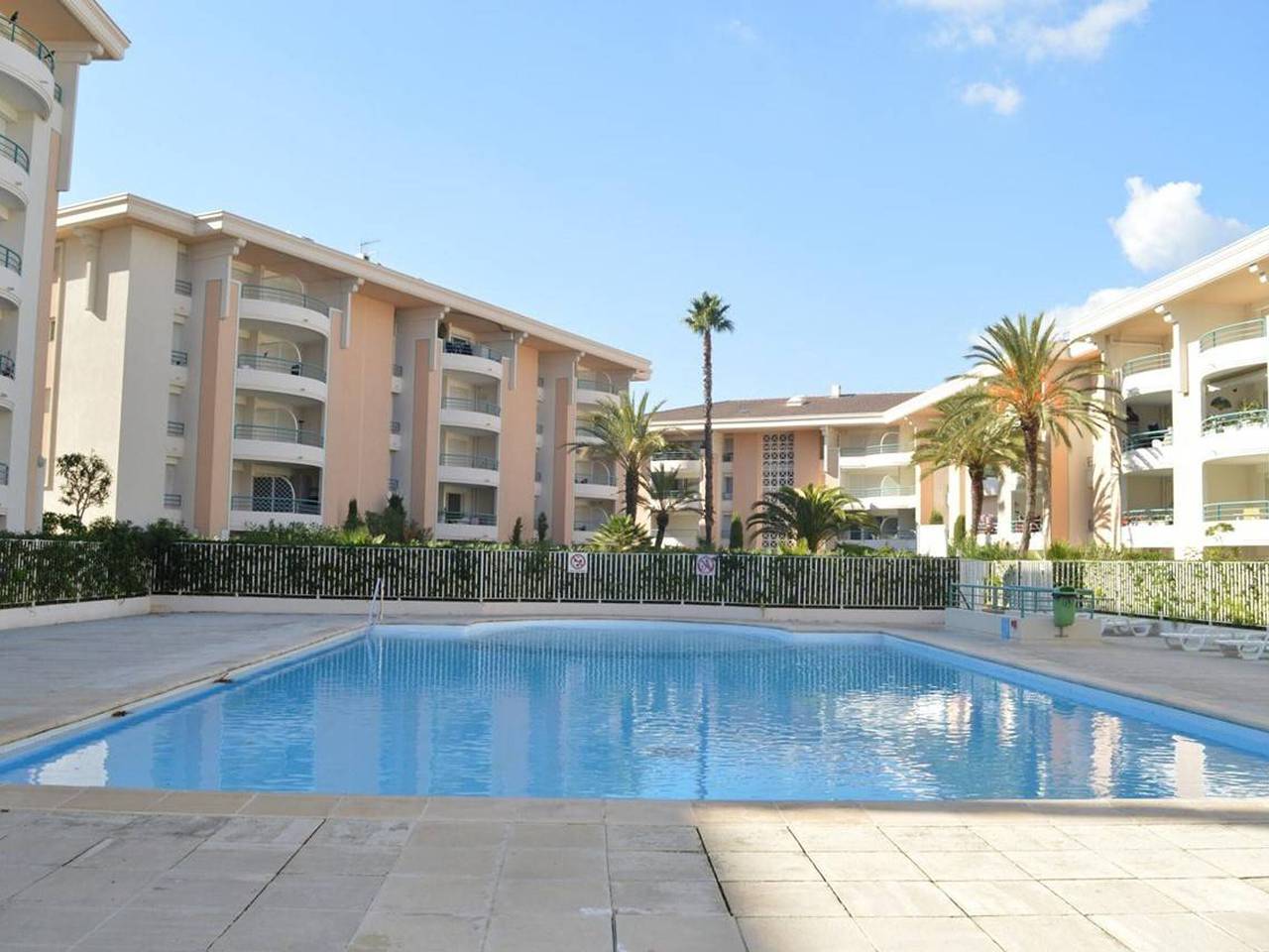 Fréjus: Appt 2P, 5 pers, Piscine, Plage à 150m, Parking, Animaux Ok in Fréjus Plage, Fréjus
