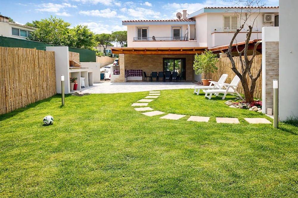 [Just steps from the beach]Cozy new home with veranda and garden in San Giovanni in San Giovanni (Nuoro), Posada