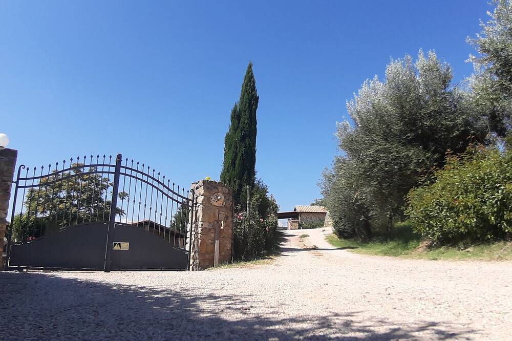 2 Lovely Apartments With Reserved Pool: Privacy And Freedom in Gualdo Cattaneo, Province de Pérouse