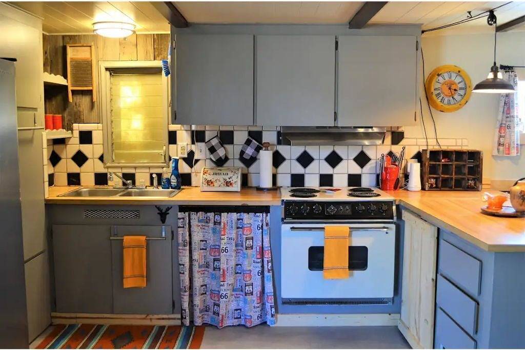 Stunning Views! Rustic cabin facing the base of Grand Canyon West in Mohave County