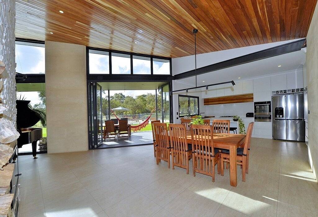 Stunning home on 5 acres with Infinity Pool & Fireplace in Mandurah, Western Australia
