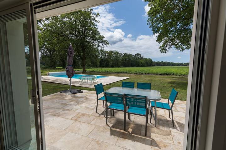 Gîte pour 14 personnes, avec piscine ainsi que jardin et terrasse à Herm