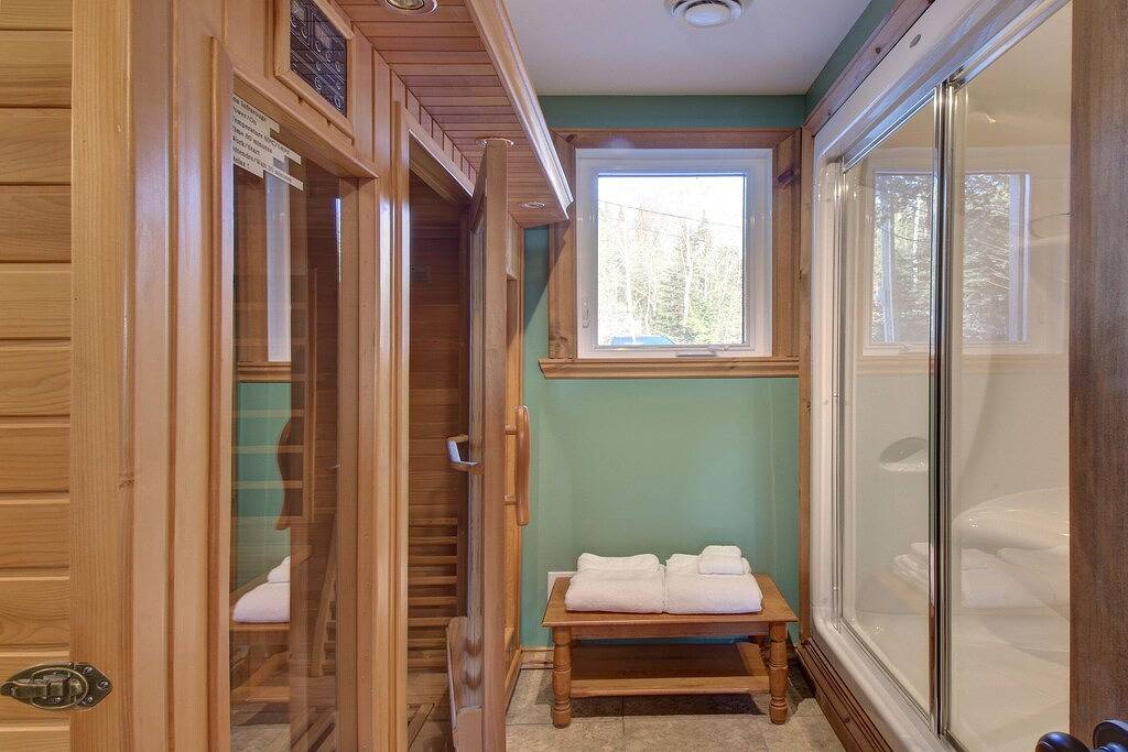Chalet en Bois Rond Avec Spa, Sauna et Hammam in Labelle, Québec