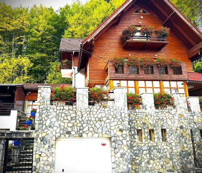 Gîte pour 2 personnes, avec terrasse et jacuzzi ainsi que jardin et sauna à Sinaia