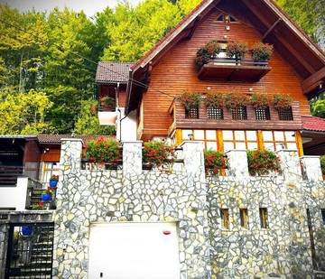 Gîte pour 2 personnes, avec jacuzzi et balcon ainsi que sauna et jardin à Sinaia