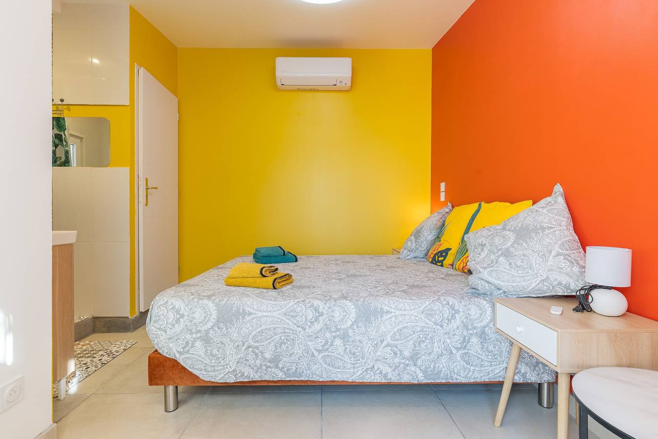 Estudio entero, Estudio 'La Dolce Vita 2' con piscina compartida, terraza privada y aire acondicionado in Lambesc, Region de Aix-en-Provence