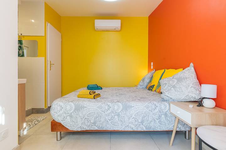 Studio Apartment 'La Dolce Vita 2' with Shared Pool, Private Terrace and Air Conditioning in Lambesc, Aix-en-Provence region