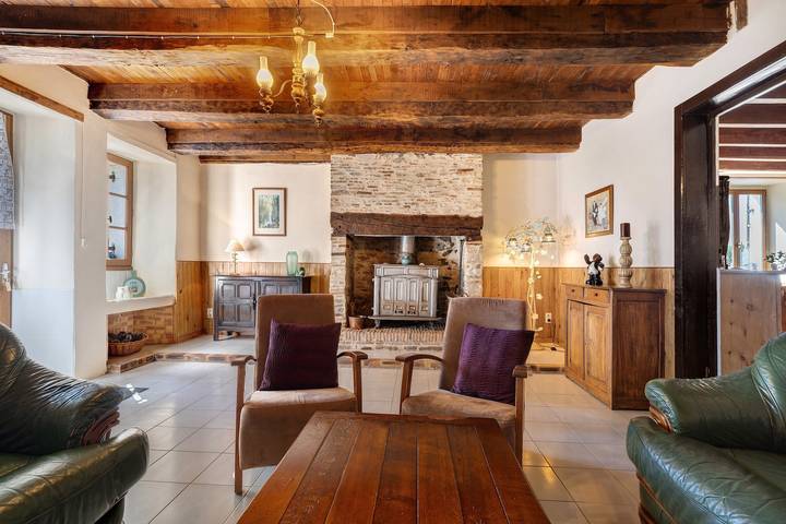 Gîte « La Vigne » avec Piscine Partagée, Terrasse Privée et Wi-Fi in Saint-Saud-Lacoussière, Parc naturel régional Périgord-Limousin