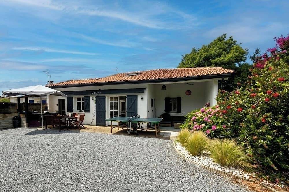 A traditional country home nestled between the ocean, forests, and lakes in Ondres, Côte d’Argent