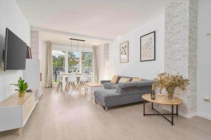 Apartamento entero, Apartamento 'Paraiso Tropical' con vistas al mar, Wi-Fi y aire acondicionado in Playa Granada, Motril