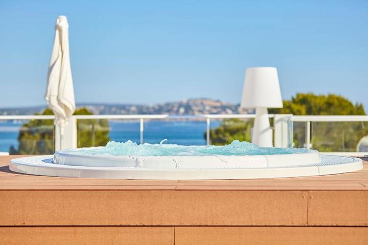 Hotel für 4 Personen, mit Terrasse und Whirlpool sowie Garten und Pool in Peguera