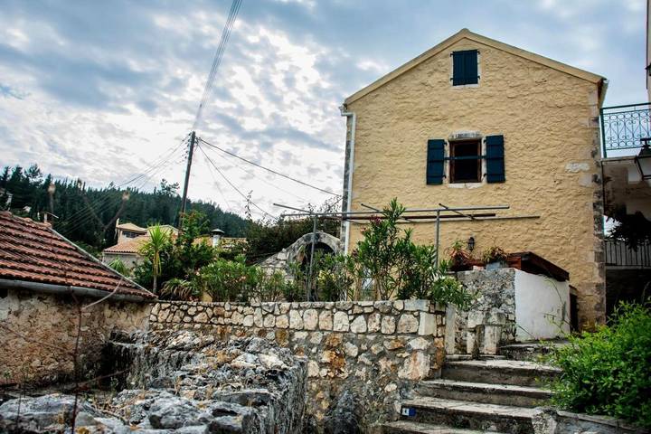Διαμερίσματα διακοπών για 4 άτομα, με μπαλκόνι και κήπο καθώς και θέα στα Τσελεντάτα