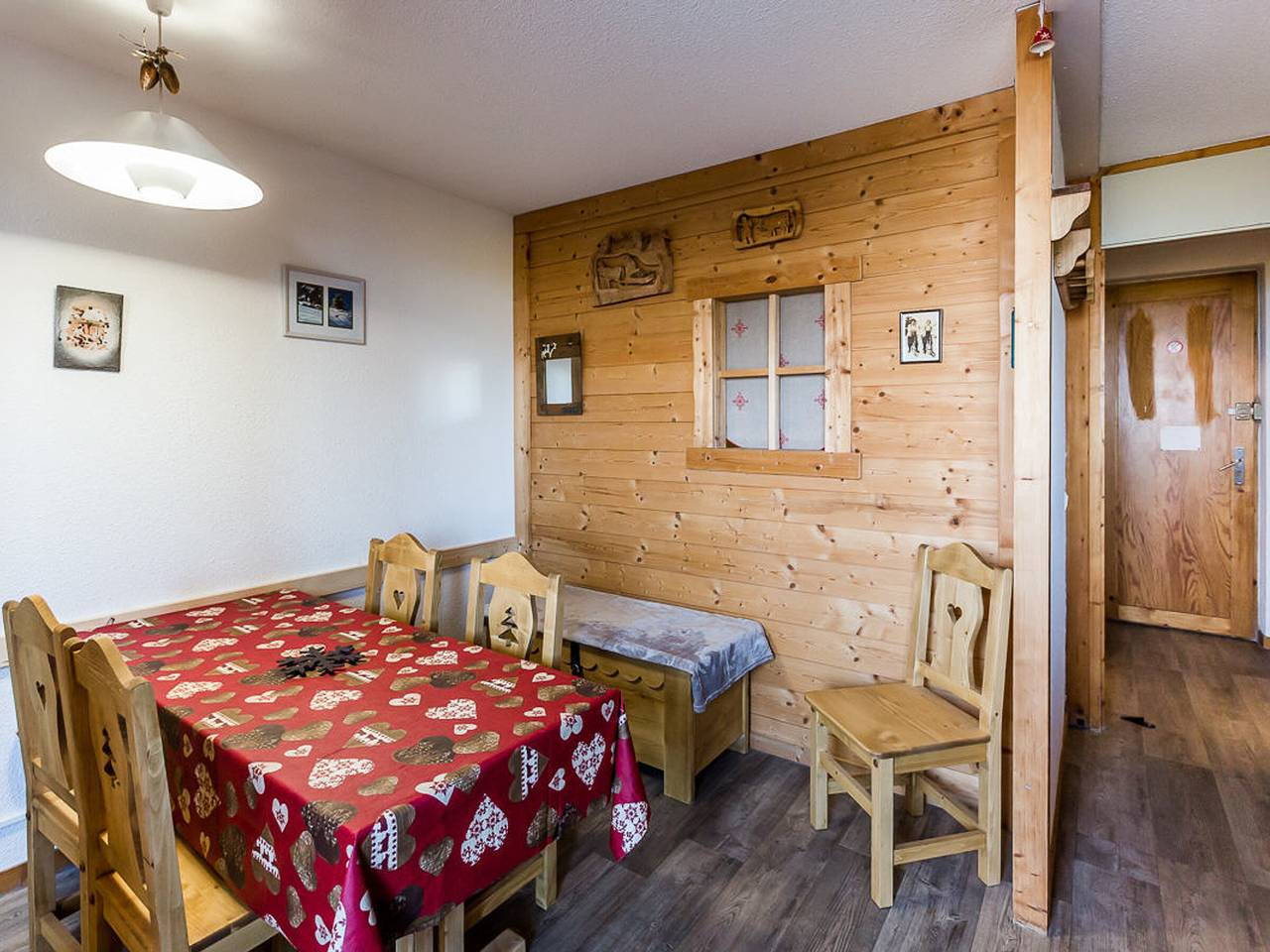 Entire apartment, Charming 2/3-room renovated apartment for 5, close to slopes and shops, free parking in Bellentre, La Plagne-Tarentaise