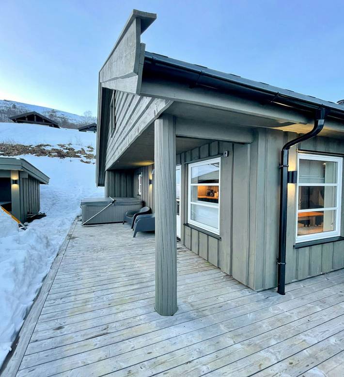 Moderne Hütte mit Whirlpool in den Sunnmøre-Alpen in Strandafjellet, Stranda