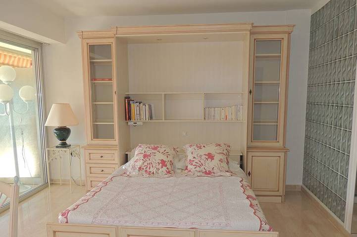 Entire apartment, Sea View Studio 35m2 - Private Parking - Tennis Pool - Park - Standing Residence in Vallauris, Mediterranean Coast (France)