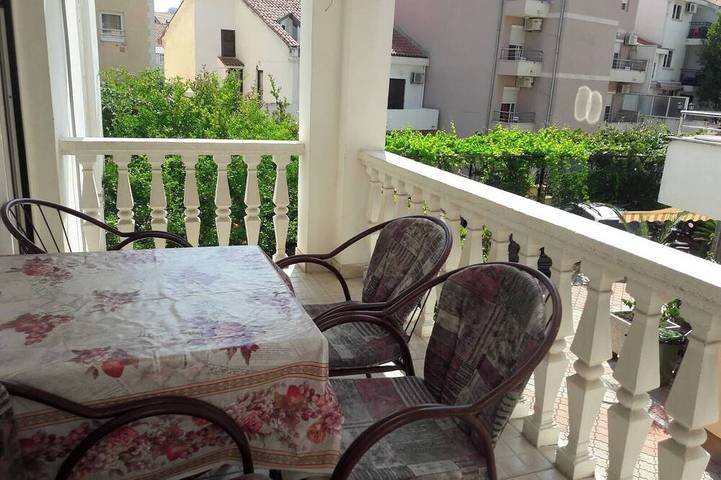 Ganze Wohnung, Sestokrevetni apartman sa dvije spavace obe i parkingom u dvoristu kuce. in Budva, Opština Budva