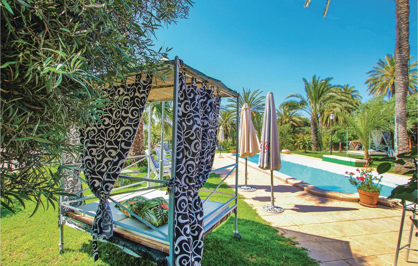 Cozy Apartment with Pool & Parking - Near Coast & Dining in La Marina, Elche