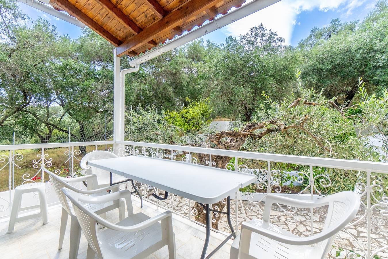 Apartamento inteiro, Apartamento 'The Green Cottage 2 ' com terraço partilhado e acesso Wi-Fi in Corfu