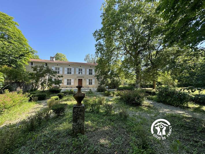 Gîte pour 15 personnes, avec Terrasse ainsi que Jardin et Piscine