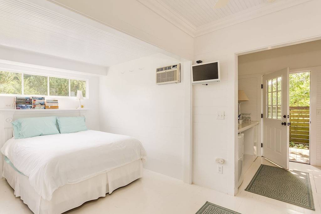 Charming Plainfields Cottage - Close to Charlottesville, Peaceful Outdoors in Albemarle County