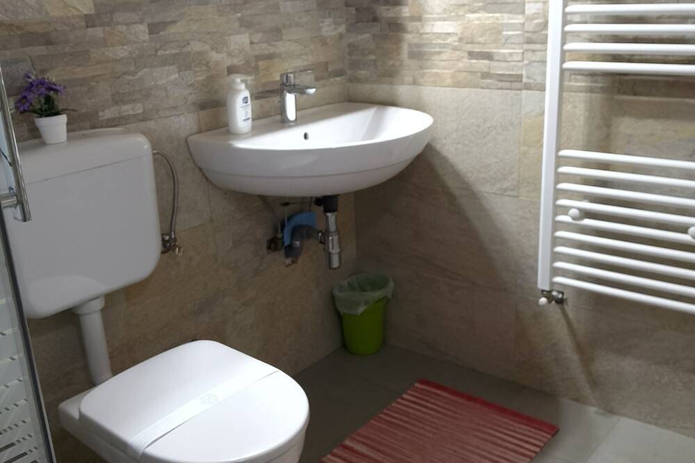 Ganze Wohnung, Fewo Luino Loft: Historisches Design, 100m zum See & Ruheoase. in Luino, Comune di Luino