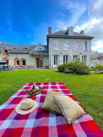 Gîte pour 16 personnes, avec jardin et vue à Gavray