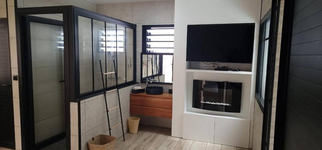 Gîte pour 2 personnes, avec vue ainsi que terrasse et piscine dans Observatoire astronomique des Makes - 3