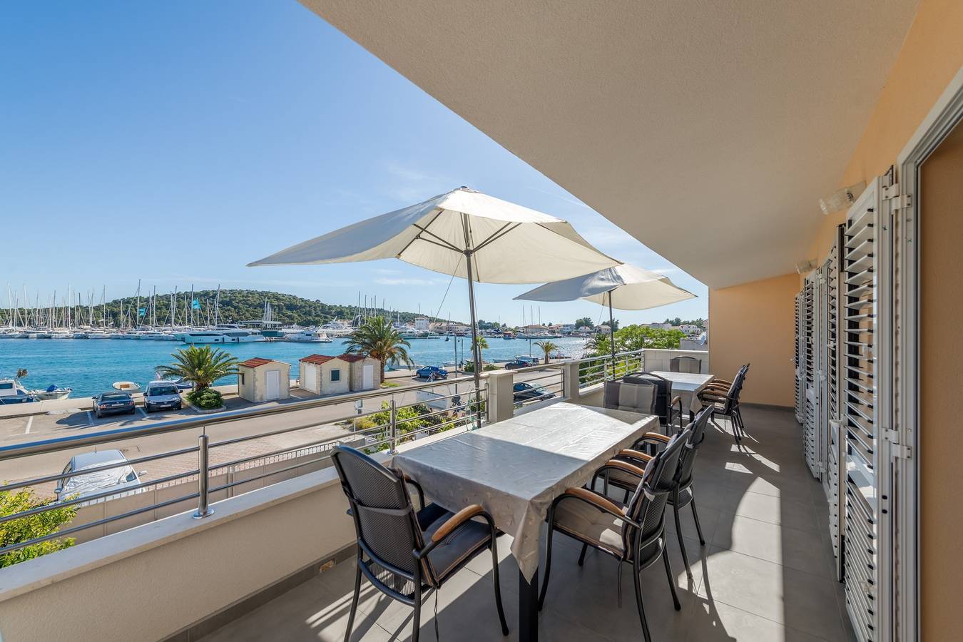 Apartamento vacacional entero, Seafront apt with terrace, 4 bedrooms and mooring in Rogoznica, Condado de Šibenik-Knin