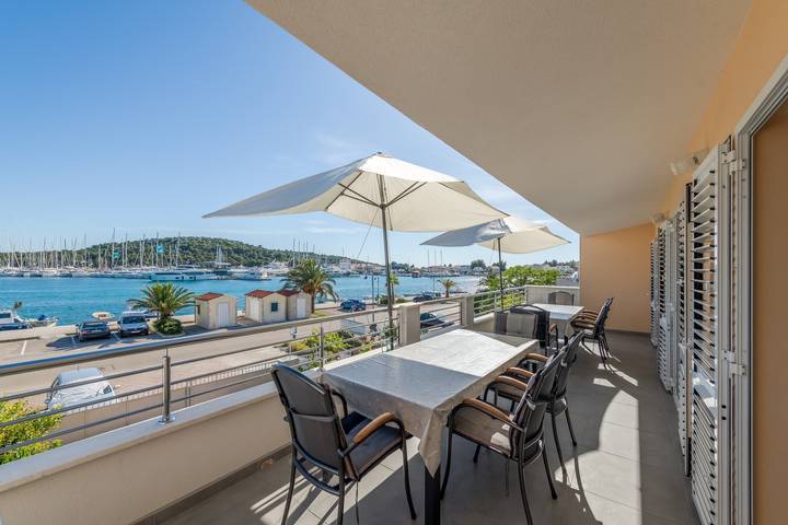 Ferienwohnung für 8 Personen, mit Meerblick und Balkon in Rogoznica