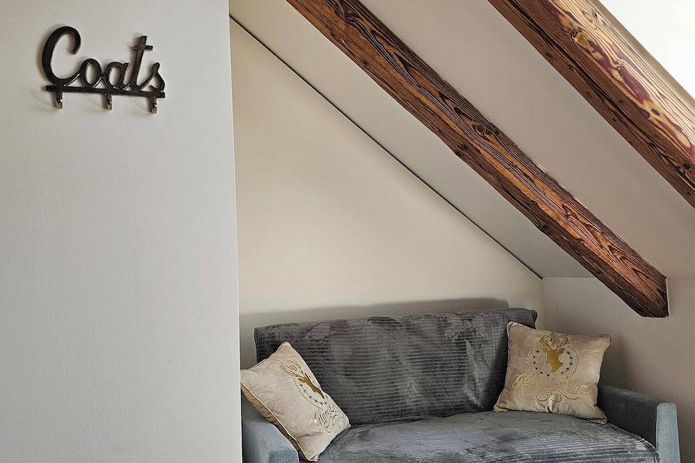 Ganze Wohnung, Neue, gemütliche Ferienwohnung im Dachgeschoss mit Schlafempore, Nähe Ammersee in Windach, Ammersee